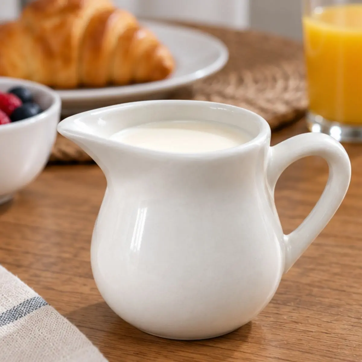 Leiteira de Porcelana Branca Clean com Alça e Bico 190ml