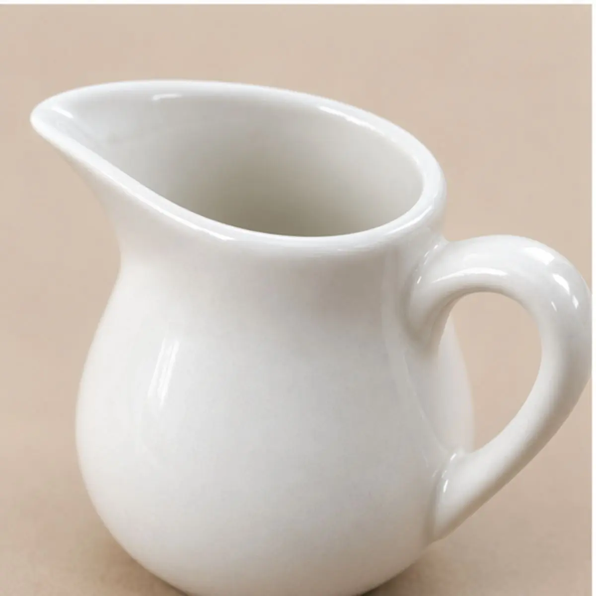 Leiteira de Porcelana Branca Clean com Alça e Bico 190ml